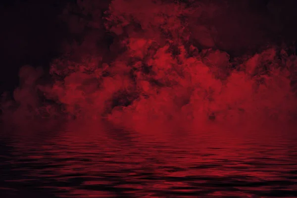 Nevoeiro costeiro. Fumo vermelho na costa. Reflexão da água  . — Fotografia de Stock
