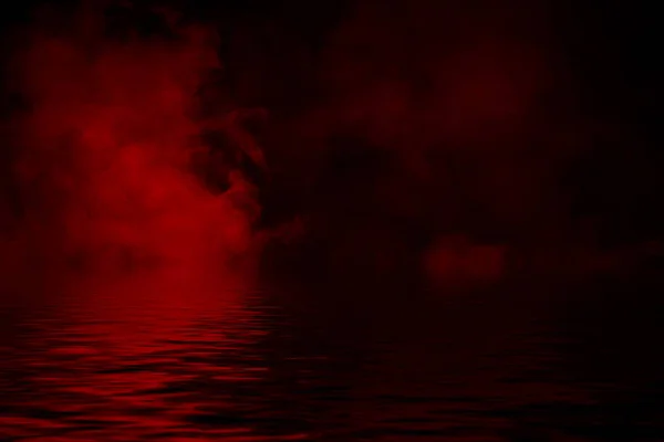 Coastal fog . Red smoke on the shore . Water reflection . — Stock Photo, Image