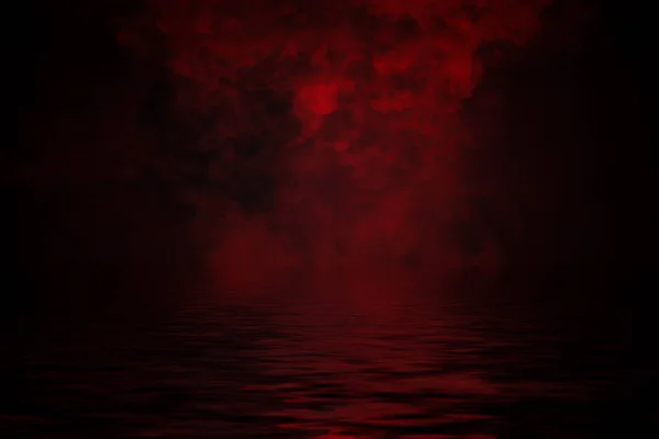 Прибрежный туман. Красный дым на берегу. Отражение воды  . — стоковое фото