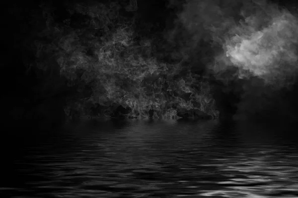 Humo con reflejo en el agua. Misterio niebla textura superpone fondo , — Foto de Stock