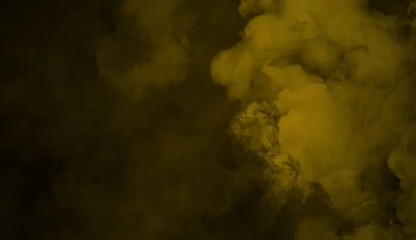 Brouillard jaune et effet brouillard sur fond noir. Texture fumée  . — Photo
