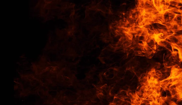 Tűz lángjai elszigetelt fekete háttér textúra. Tökéletes másol hely textúra — Stock Fotó