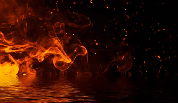 Fiamma fiammeggiante texture su sfondo isolato con riflesso acqua . — Foto Stock