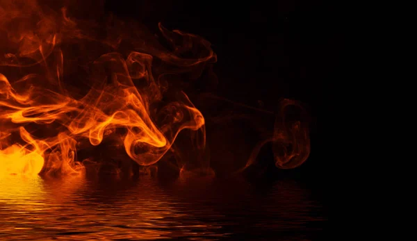 Textura de fogo com reflexão em água. Chamas em fundo preto isolado. Textura para banner, cartão  . — Fotografia de Stock