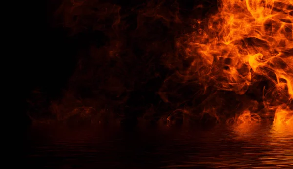 水に映る火の質感。孤立した黒の背景に炎。バナー用テクスチャ, カード . — ストック写真