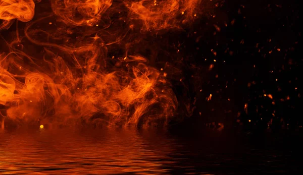 Lodern Feuer Flamme Textur auf isoliertem Hintergrund mit Wasserreflexion. — Stockfoto