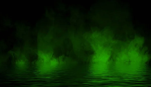Kouř s odrazem ve vodě. Misterika zelená mlha překryje pozadí — Stock fotografie