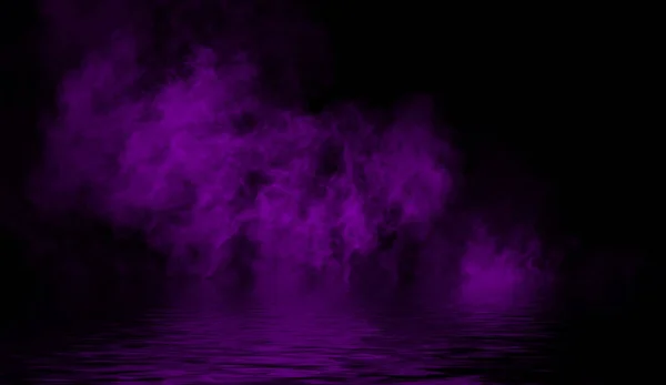 Mistige kust mist. Paarse rook op de wal. Water reflectie textuur . — Stockfoto