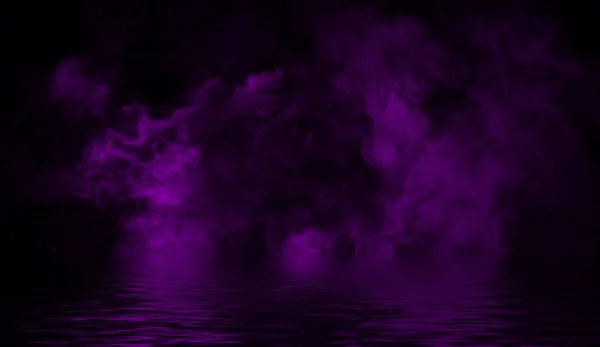 雾蒙蒙的沿海雾。岸边有紫色的烟。水反射纹理 . — 图库照片