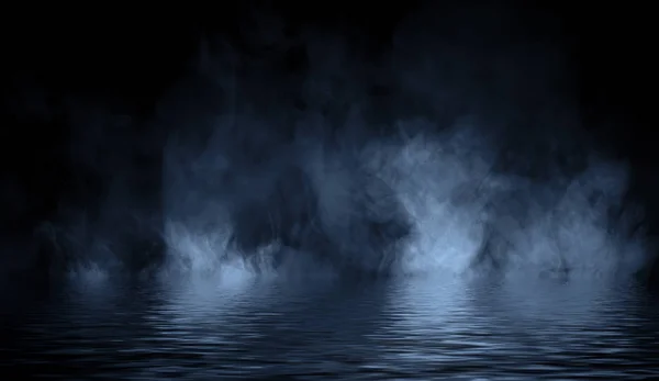 Rouleaux bleus de brouillard de fumée provenant de la glace carbonique à travers la lumière du fond avec réflexion dans l'eau . — Photo