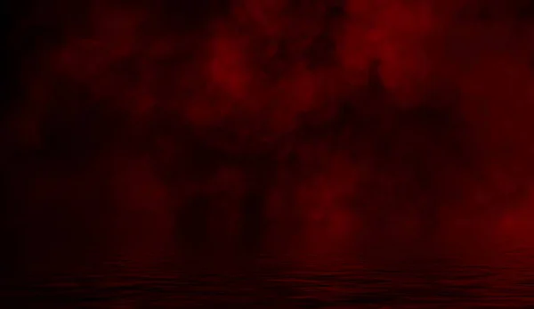 ミステリー沿岸霧岸に赤い煙が。水の質感の反射. — ストック写真