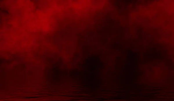 Nevoeiro costeiro. Fumo vermelho na costa. Reflexão na textura da água . — Fotografia de Stock