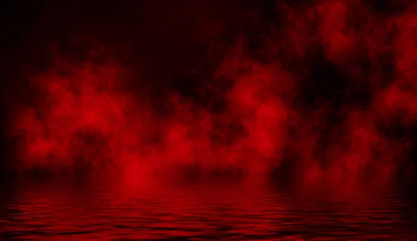 Mistery nebbia costiera. Fumo rosso sulla riva. Riflessione nella consistenza dell'acqua . — Foto Stock