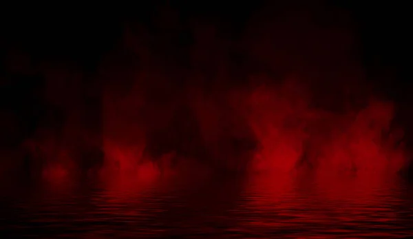 Humo rojo con reflejo en el agua. Misterio niebla textura superpone fondo — Foto de Stock