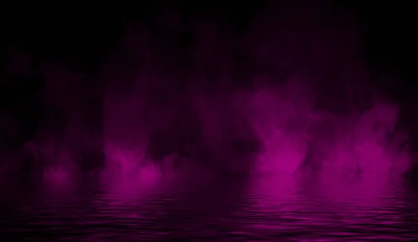 Μυστήρια παράκτια ομίχλη. Ροζ καπνός στην ακτή. Υφή αναστοχασμού νερού . — Φωτογραφία Αρχείου