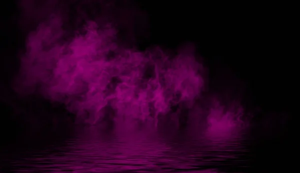 Mistery coastal fog . Pink smoke on the shore . Water reflection texture . — Stock Photo, Image