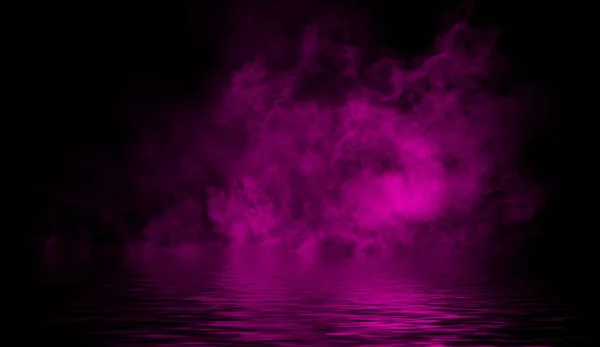 Mistery coastal fog . Pink smoke on the shore . Water reflection texture . — Stock Photo, Image