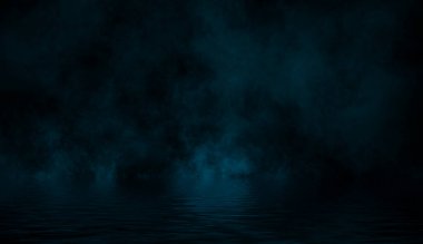 Suda yansıma ile alt ışık boyunca kuru buzdan duman buharı mavi haddeleme billows.