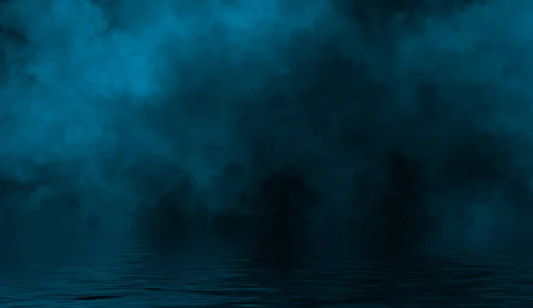 Blauwe Rolling Billows van rook nevel van droog ijs over de bodem licht met reflectie in water. — Stockfoto