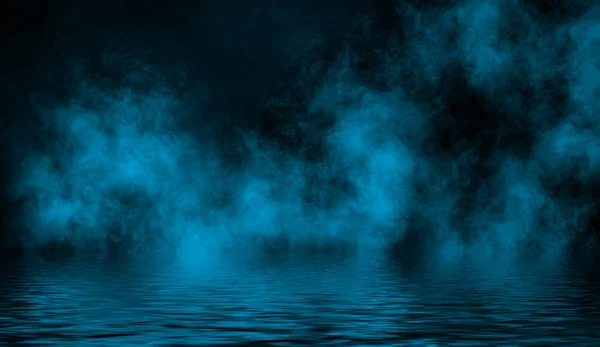 Blauwe Rolling Billows van rook nevel van droog ijs over de bodem licht met reflectie in water. — Stockfoto