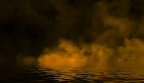 Oleadas amarillas de niebla de humo del hielo seco a través de la luz inferior con reflejo en el agua . — Foto de Stock