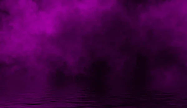Misère brouillard côtier. Fumée violette sur le rivage. Texture réflexion eau  . — Photo