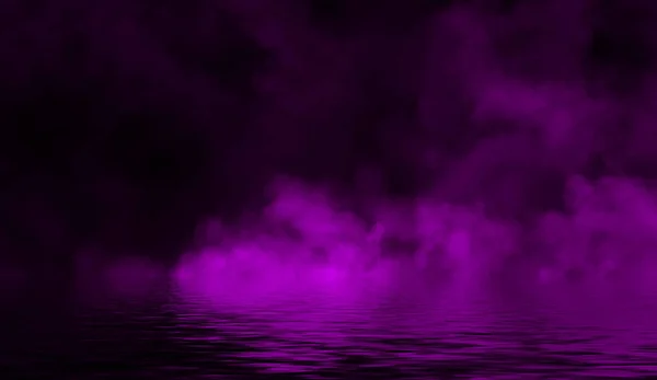 Mistivní pobřežní mlha. Purpurový kouř na břehu. Textura reflexe vody . — Stock fotografie
