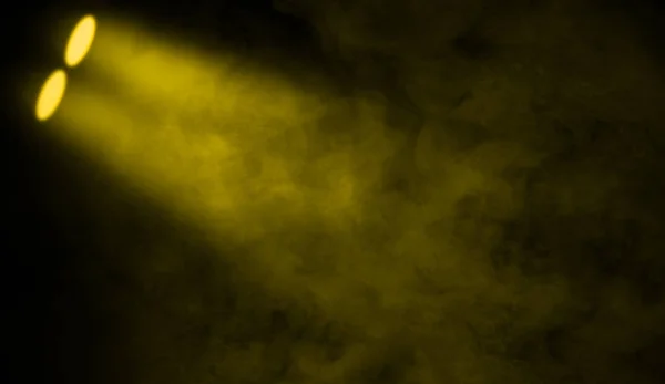 Fondo amarillo del proyector. Escenario del proyector con humo en el suelo. Textura de fondo aislada . — Foto de Stock