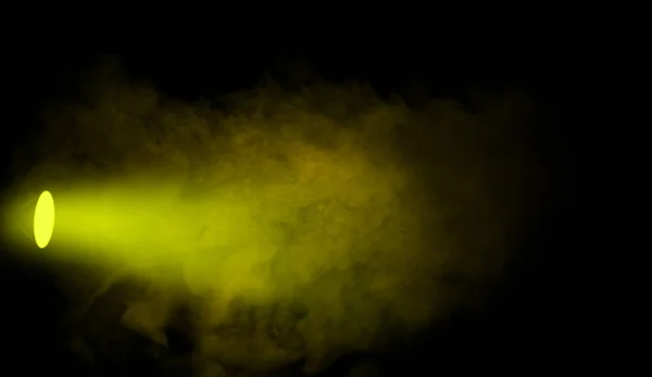 Κίτρινος προβολέας. Η σκηνή του προβολέα με καπνό. Απομονωμένη υφή φόντου. — Φωτογραφία Αρχείου