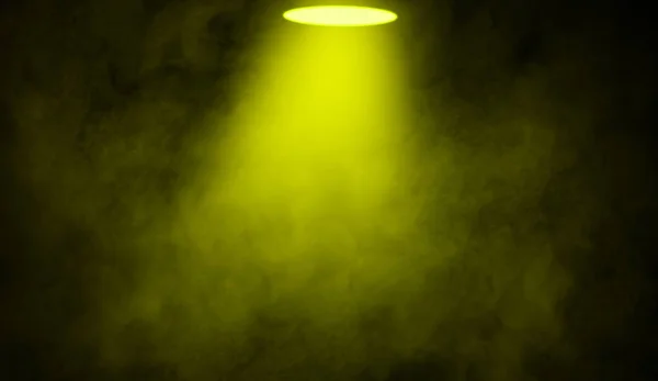 Gelber Projektorhintergrund. Scheinwerferbühne mit Rauch am Boden. isolierte Hintergrundstruktur. — Stockfoto