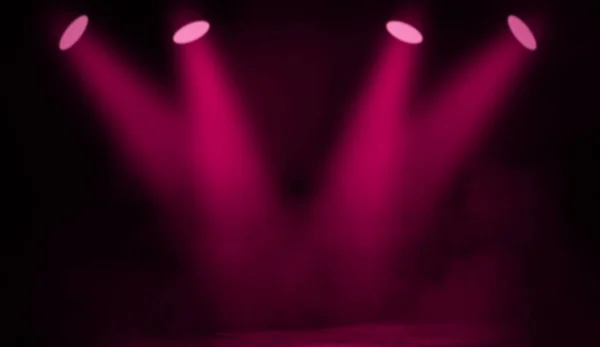Projector roze Spotlight. Mooie prestatie fase met rook. Ontwerp textuur . — Stockfoto