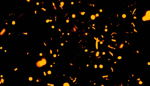 Bunte Partikel bewirken Staubablagerungen isoliert auf schwarzem Hintergrund, Bewegung Pulverspray platzt Textur. — Stockfoto