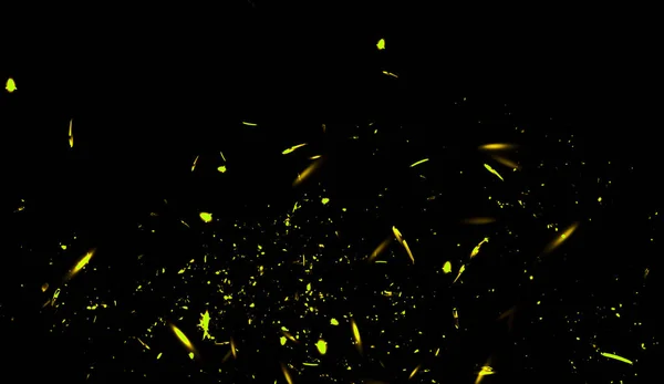 Partículas amarelas efeito poeira detritos isolados no fundo preto, movimento textura pulverização em pó . — Fotografia de Stock