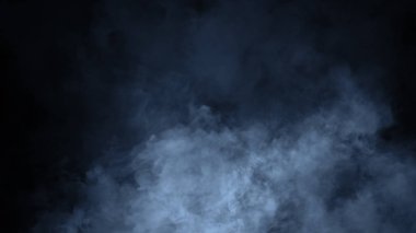 Soyut mavi duman buhar siyah bir arka plan üzerinde hareket eder. Aromaterapi kavramı. Tasarım öğesi.