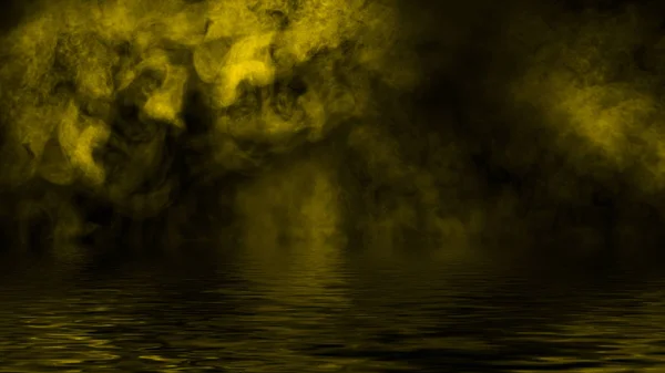 Humo con reflejo en el agua. Misterio niebla textura superpone fondo — Foto de Stock