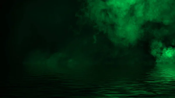 Gröna rullande böljor av rök dimma moln från torris över botten ljus med reflektion i vatten. Textur överlagringar. — Stockfoto