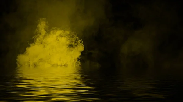 在水中有反射的烟雾。迷雾的雾纹理覆盖背景 — 图库照片