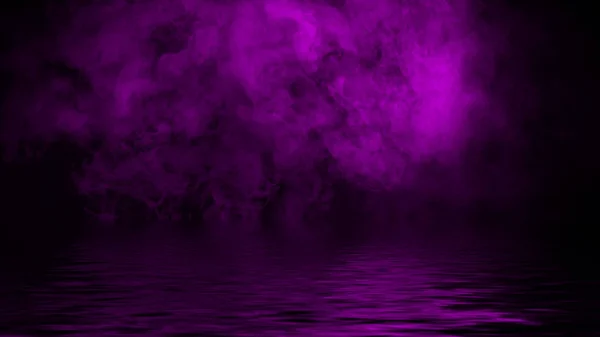 Fumaça roxa com reflexo na água. Mistério nevoeiro textura fundo. Textura de design — Fotografia de Stock