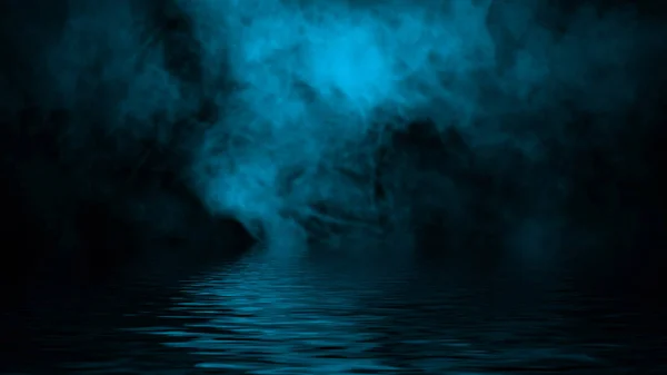 Blauwe rook met reflectie in water. Mistery mist textuur overlays achtergrond. Ontwerpelement. — Stockfoto