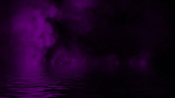 Fumée violette avec réflexion dans l'eau. Mistery brouillard texture fond. Texture design — Photo