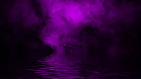 Fumée violette avec réflexion dans l'eau. Mistery brouillard texture fond. Texture design — Photo