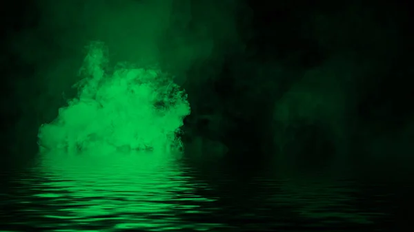 Zelené zvlněné obláčky kouřových mlhy ze suchého ledu na dolním světle s odrazem ve vodě. Překrytí textury. — Stock fotografie