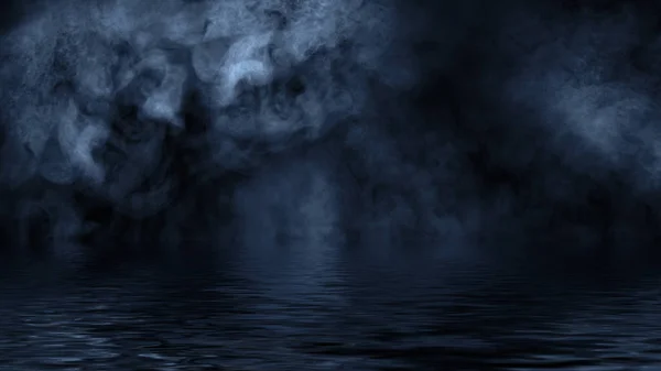 Blauer Rauch mit Reflexion im Wasser. Mystery Nebeltextur überlagert Hintergrund — Stockfoto