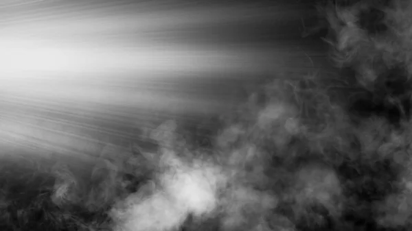 Nuvens de fumaça de gelo seco embaçam a textura do chão. .. Efeito névoa holofote perfeito no fundo preto isolado — Fotografia de Stock