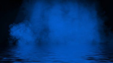 Mavi duman yansıma su ile spot. Mistery sis doku bindirmeleri arka plan