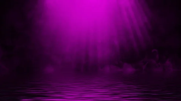 Projecteur violet fumée avec réflexion dans l'eau. Mistery brouillard texture fond. Élément de conception . — Photo