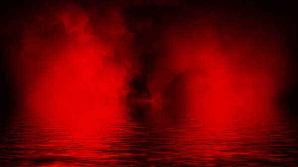 Fumo de holofotes vermelho com reflexão na água. Mistério nevoeiro textura fundo . — Fotografia de Stock