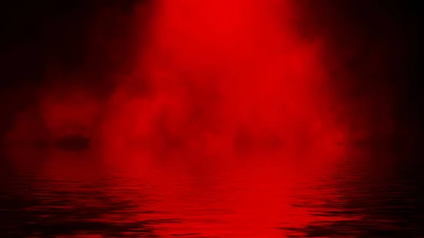 Faretto rosso fumo con riflesso in acqua. Mistery nebbia texture sfondo . — Foto Stock