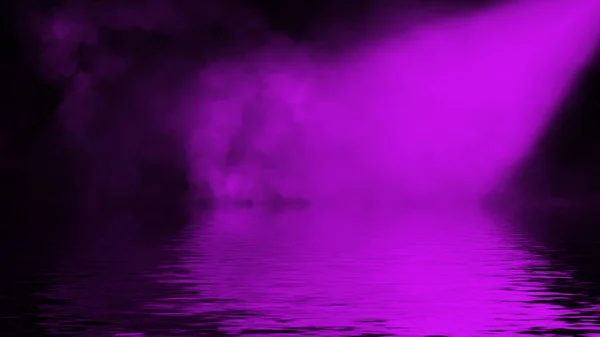 Fumée violette abstraite avec réflexion dans l'eau. Élément de conception . — Photo