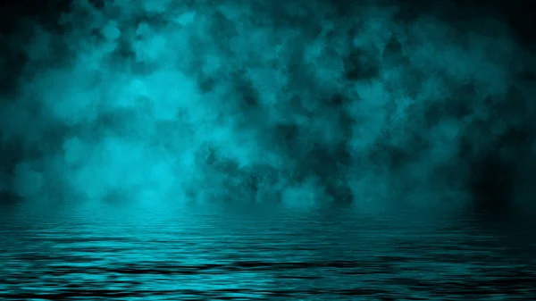 Rook met reflectie in water. Mistery Blue mist textuur overlays achtergrond — Stockfoto